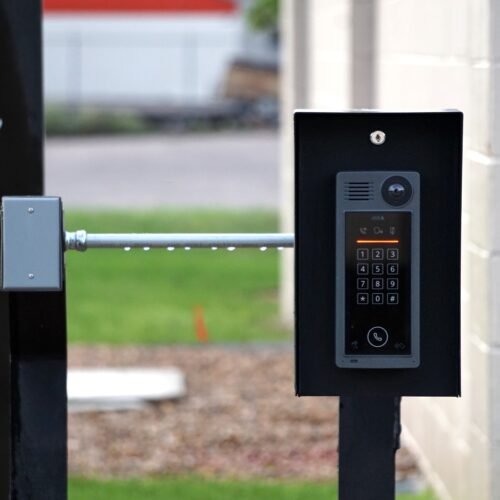 Interfone instalado na entrada de um prédio residencial