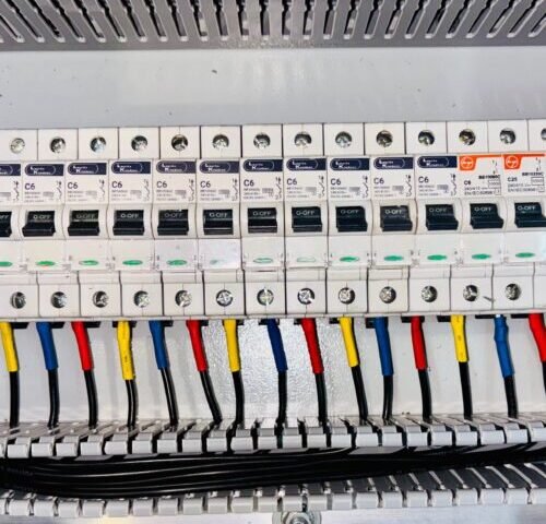 Painel de disjuntores com fiação elétrica organizada