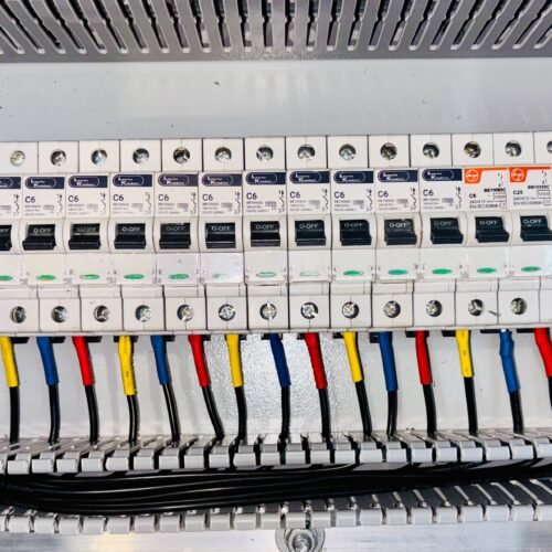 Painel de disjuntores com fiação elétrica organizada