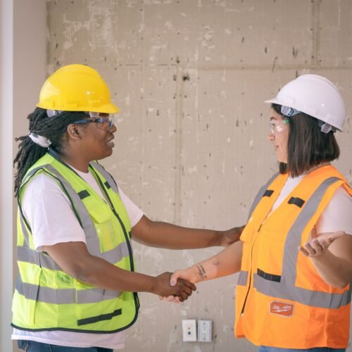 Aperto de mãos selando a contratação de um serviço técnico