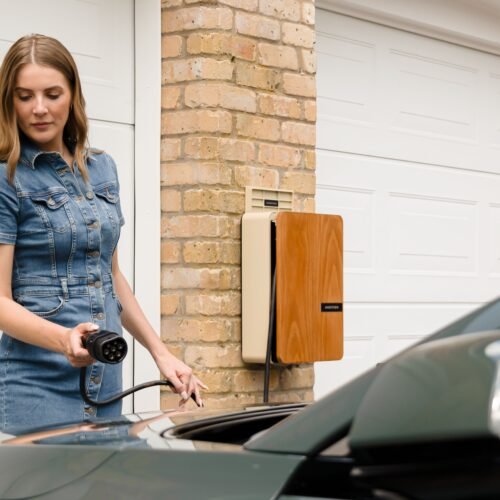 Carregador de carro elétrico instalado em garagem residencial