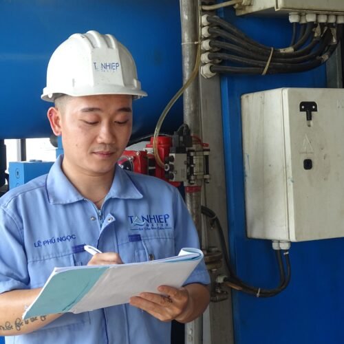 Técnico registrando observações durante vistoria elétrica