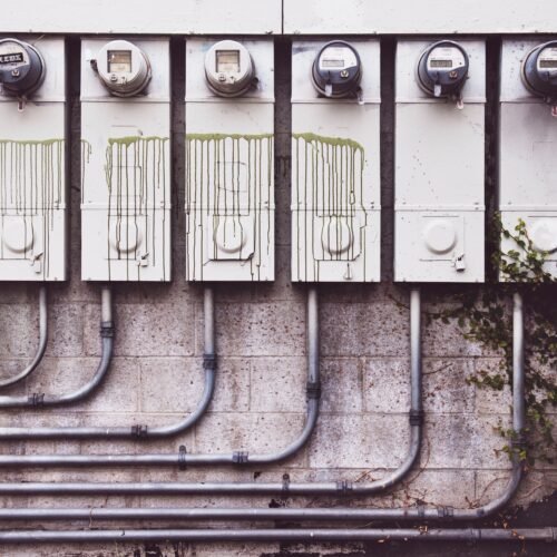 Medidores de energia elétrica instalados em padrão de entrada