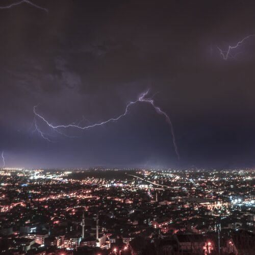 Raio durante temporal à noite, situação associada a quedas de energia